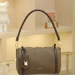 17 x 13.5 x 26 cm (H x W x L) Cowhide-coated canvas trim Cotton lining Metal hardware Dual zipper closure Removable key pouch and detachable padlock (attaches to zipper pull) Shoulder strap:Removable, adjustable Strap half-length: 41.0 cm Adjustable to: 47.0 cm Handles: Dual handles